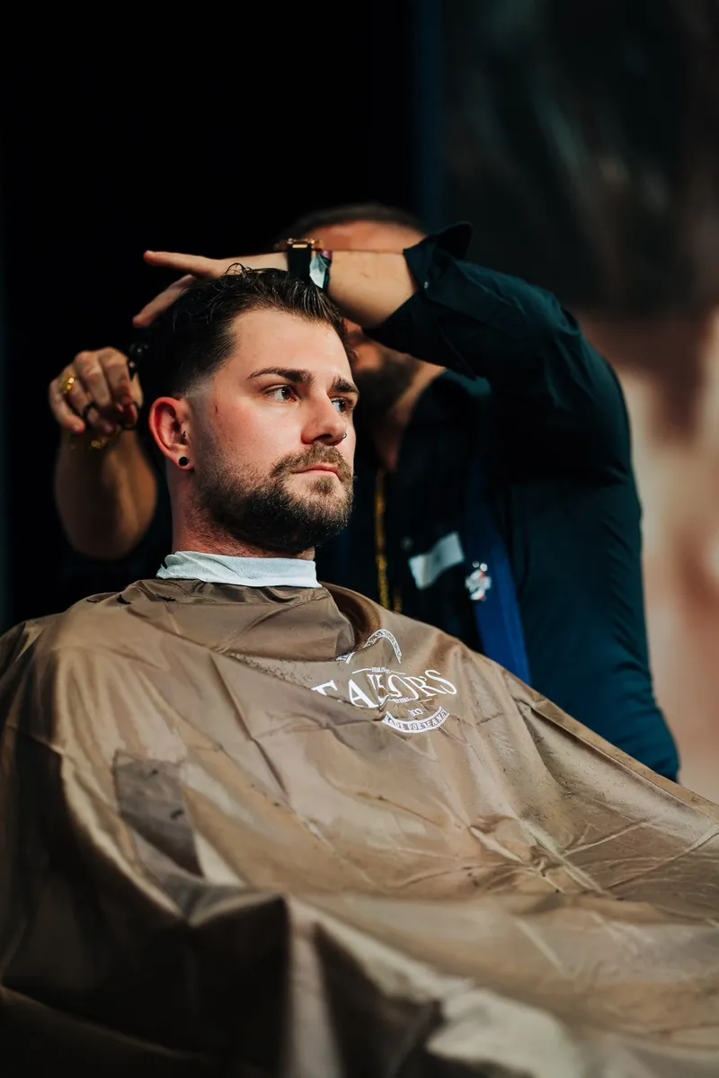 Kunde mit frisch geschnittenem Fade und gepflegtem Bart